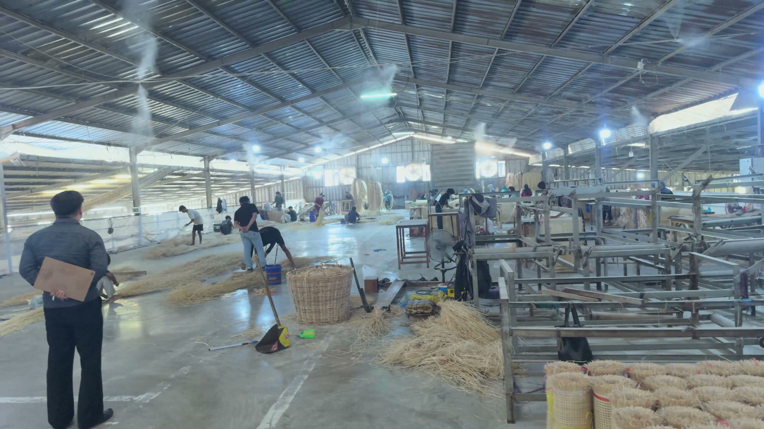 Rattan weaving work in the production workshop